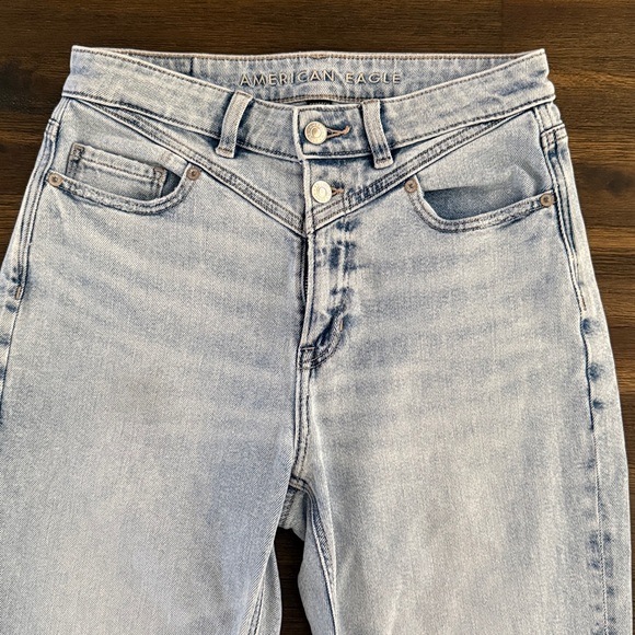 American Eagle Stretch High-Rise Straight Ripped Knee Mom Jeans Size 6 Long - Picture 2 of 10